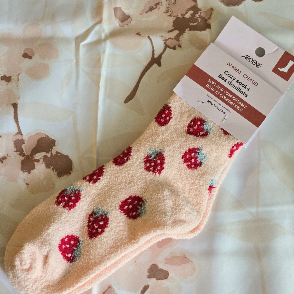 🎀4/$20🎀Ardene Cozy Strawberry Print Socks - Cream and Red